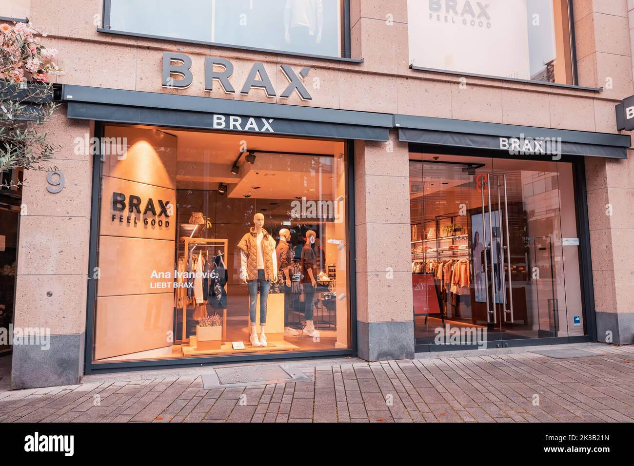 Clothes shop window dusseldorf germany hi-res stock photography and images  - Alamy
