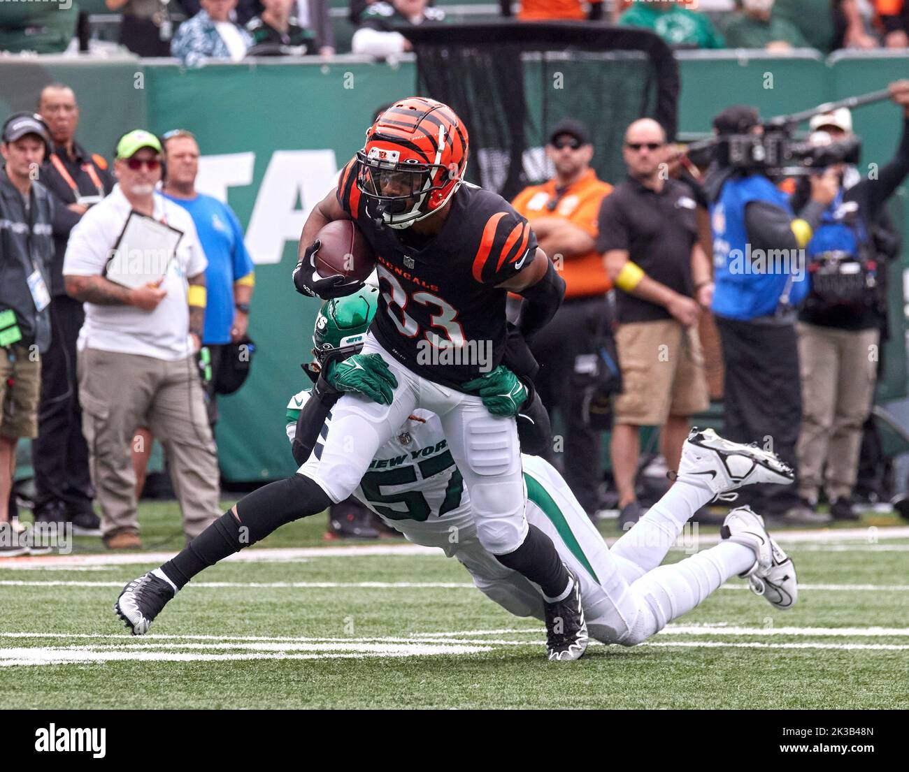 East Rutherford, New Jersey, USA. 26th Sep, 2022. Cincinnati Bengals wide receiver Tyler Boyd (83) is tackled by New York Jets linebacker C.J. Mosley (57) during a NFL game at MetLife Stadium in East Rutherford, New Jersey on Sunday September 25, 2022. Cincinnati Bengals defeated the New York Jets 27-12. Duncan Williams/CSM/Alamy Live News Stock Photo