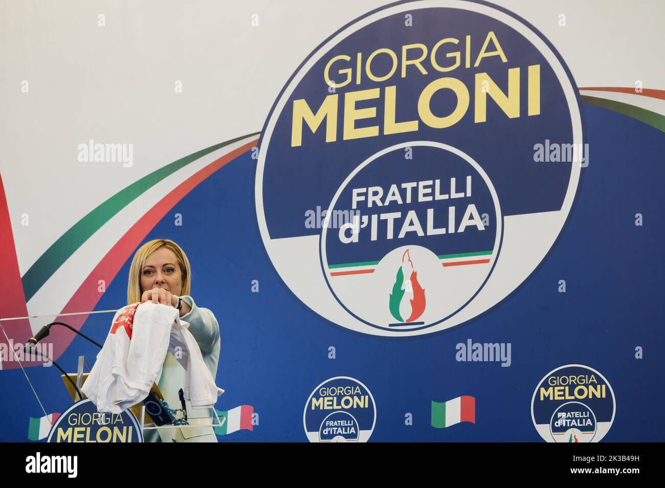 Rome, Italy. 25th Sep, 2022. Giorgia Meloni seen holding a t-shirt given to her as gift on the stage. Giorgia Meloni, leader of the far right and national-conservative party Fratelli díItalia (Brothers of Italy), commented the victory of the party at the Italian elections, held on 25 September 2022, at Parco Principi Hotel in Rome. Credit: SOPA Images Limited/Alamy Live News Stock Photo