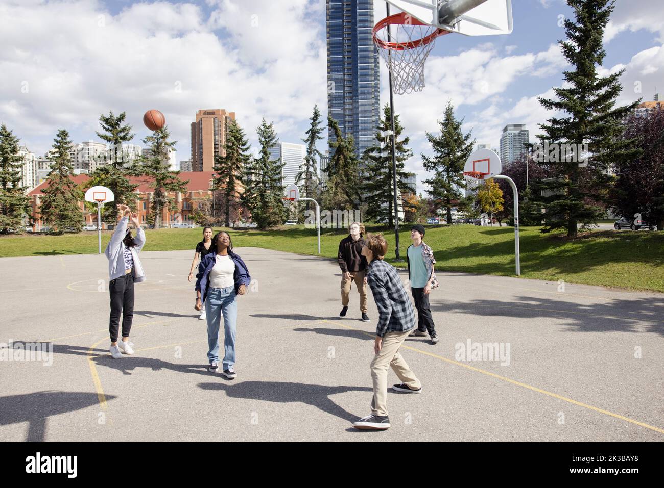 Teens in park hi-res stock photography and images - Alamy