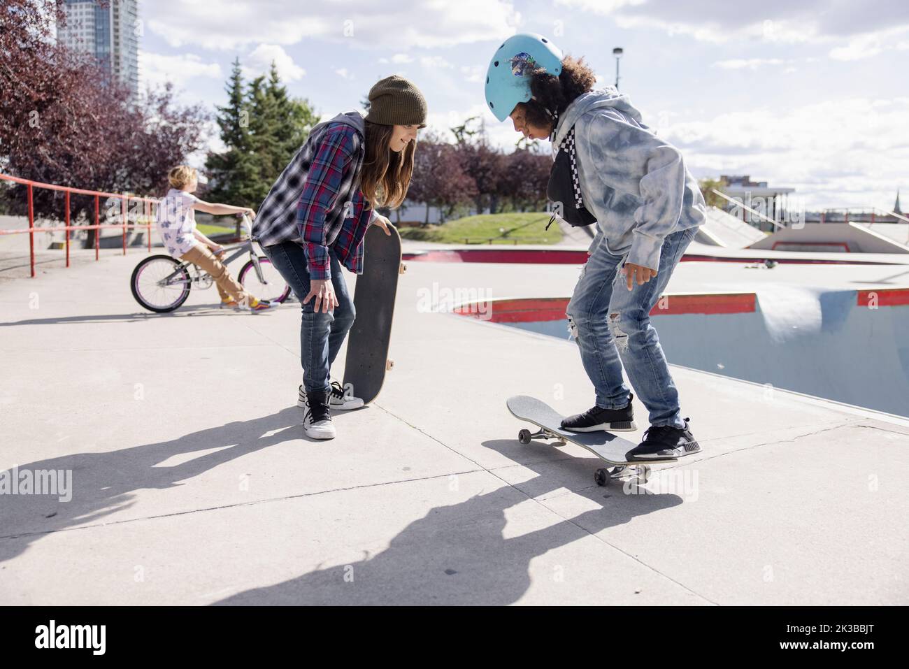 Girl skateboard jump hi-res stock photography and images - Alamy