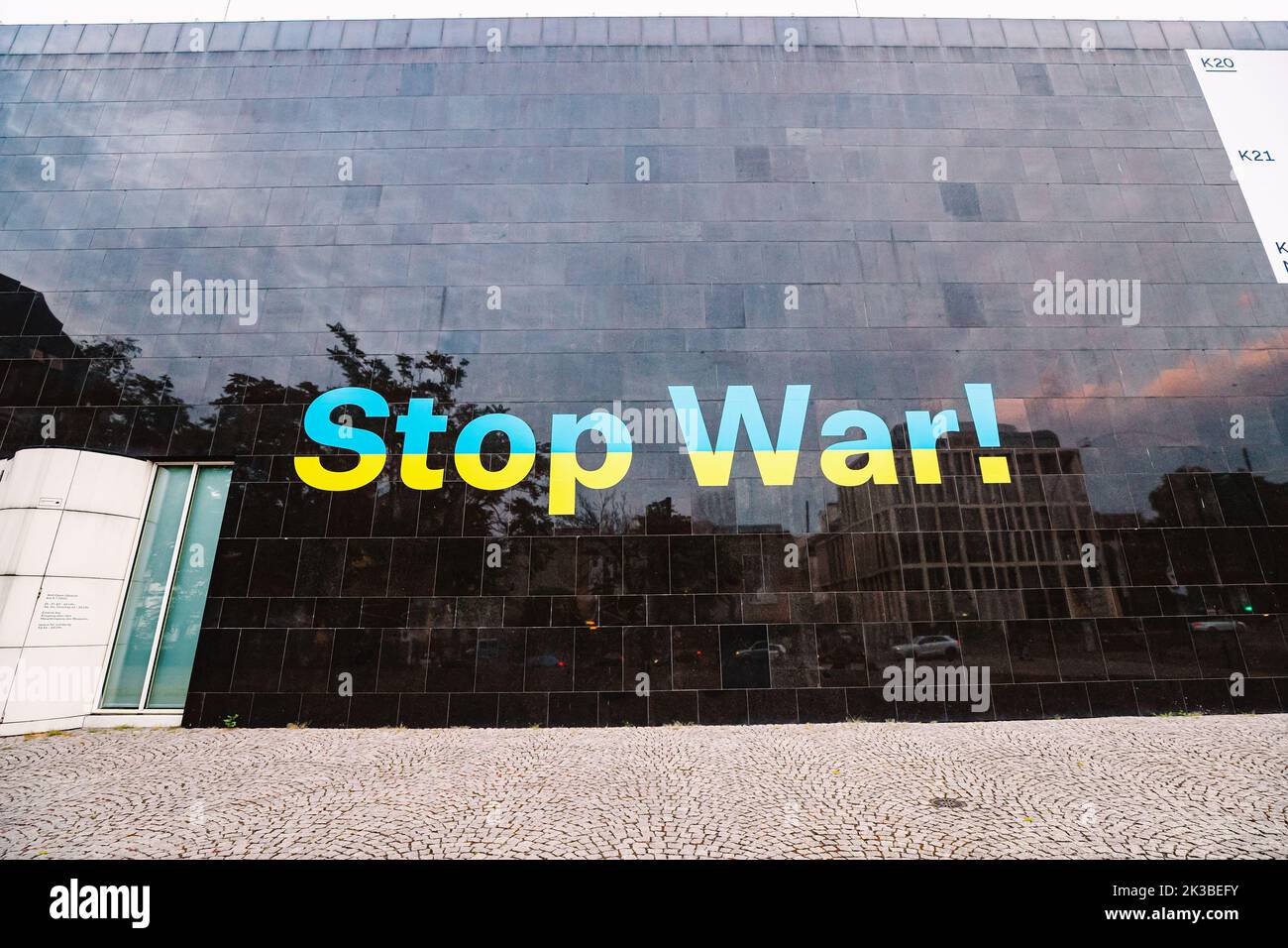 22 July 2022, Dusseldorf, Germany: The inscription stop the war on the wall of the Museum of Modern Art in the old town. Political protest and militar Stock Photo