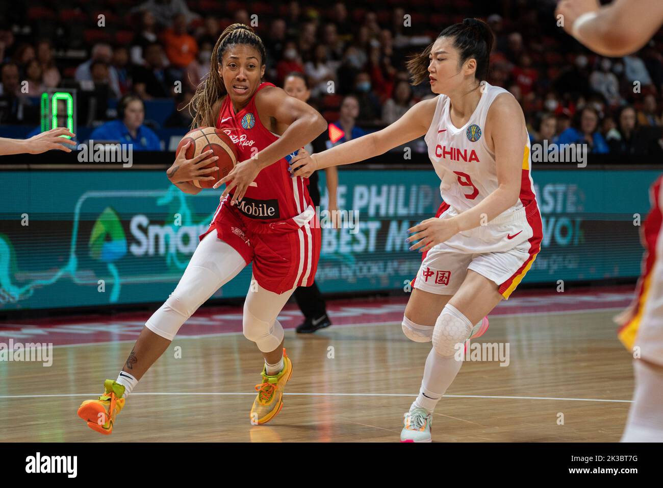 Sydney, Australia. 26th Sep, 2022. Arella Guirantes (22 Puerto Rico) drives to the basket defended by Li Meng (9 China) during the FIBA Womens World Cup 2022 game between China and Puerto Rico at the Sydney Superdome in Sydney, Australia. (Foto: Noe Llamas/Sports Press Photo/C - ONE HOUR DEADLINE - ONLY ACTIVATE FTP IF IMAGES LESS THAN ONE HOUR OLD - Alamy) Credit: SPP Sport Press Photo. /Alamy Live News Stock Photo