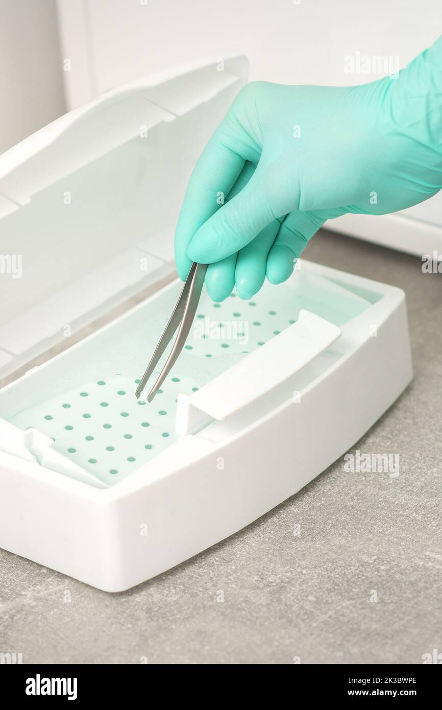 Hand disinfects tweezers with cleaning systems for medical instruments