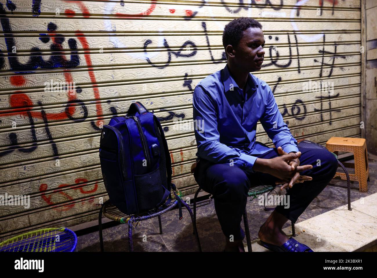 Mostafa waits for the bus before leaving for Egypt in Khartoum, Sudan September 24, 2022. REUTERS/Mohamed Nureldin Abdallah Stock Photo