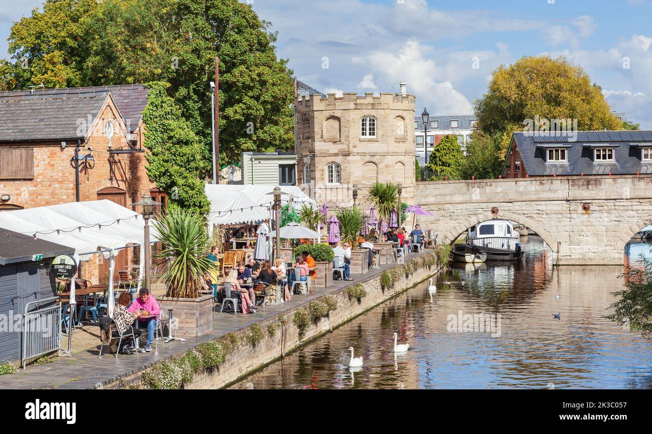 Alfresco dining by the River Avon at Stratford upon Avon Stock Photo