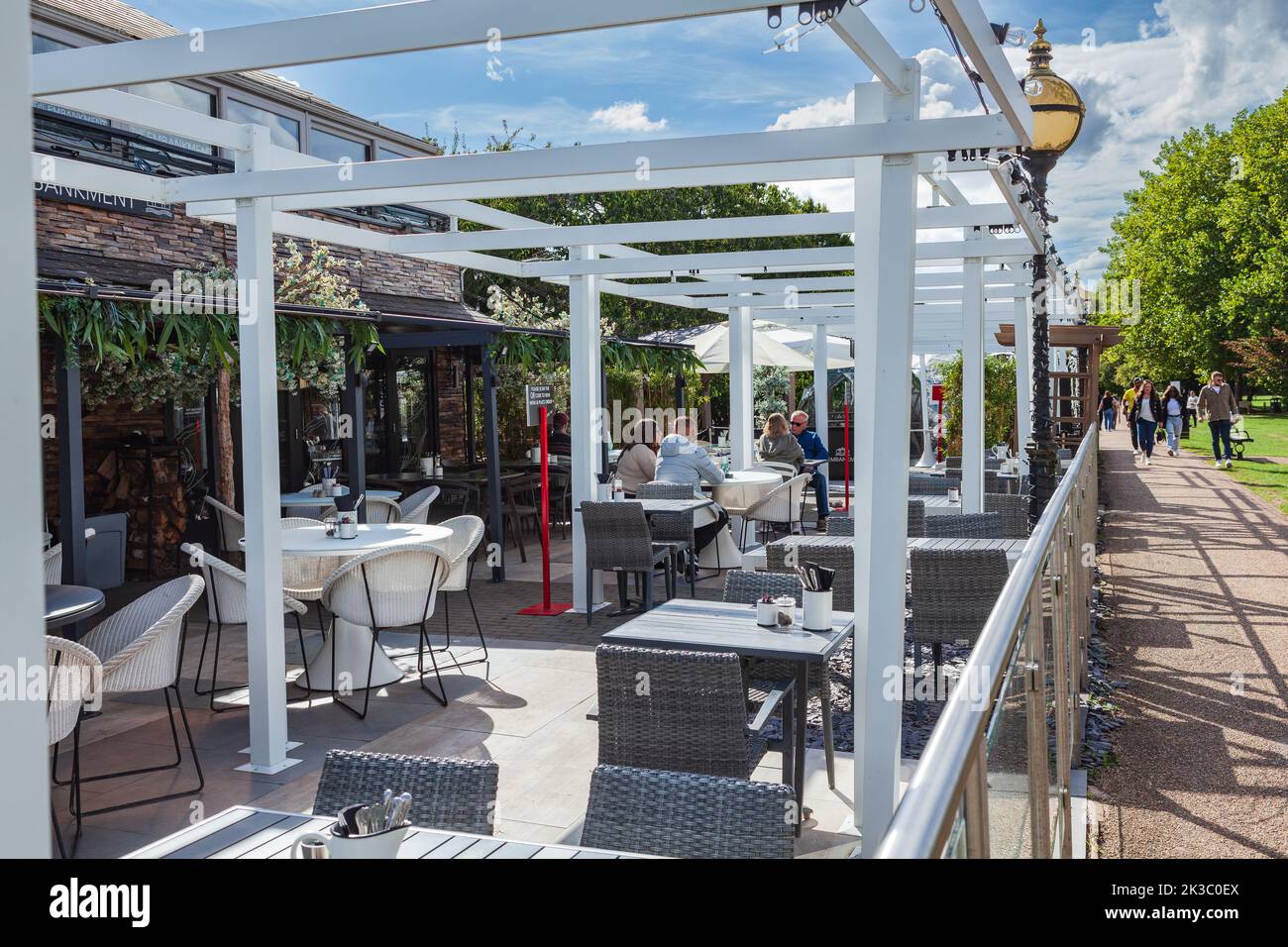 Alfresco dining by the River Avon at Stratford upon Avon Stock Photo