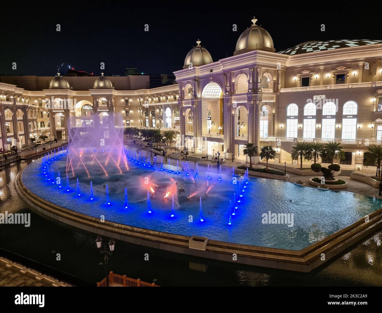 Doha qatar shopping outdoor hi-res stock photography and images - Alamy