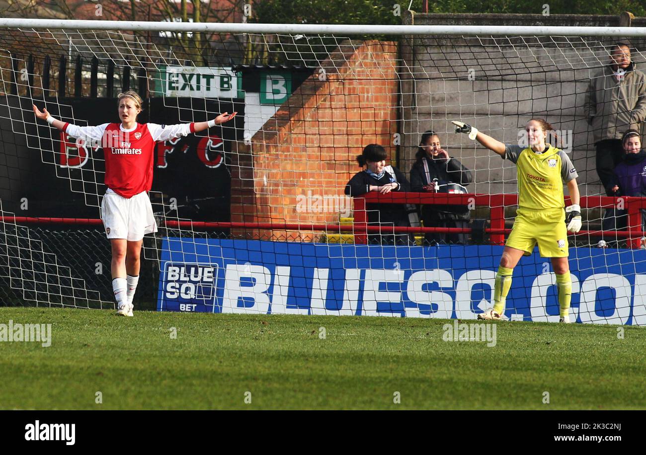 Champions League quarterfinals, Arsenal vs. Linköping football club. Linköping FC took the lead in the Champions League quarter-final against Arsenal at Meadow Park outside London, UK. In the picture: Goalkeeper Sofia Lundgren. To the left: Arsenal no. 9 Ellen White. Stock Photo