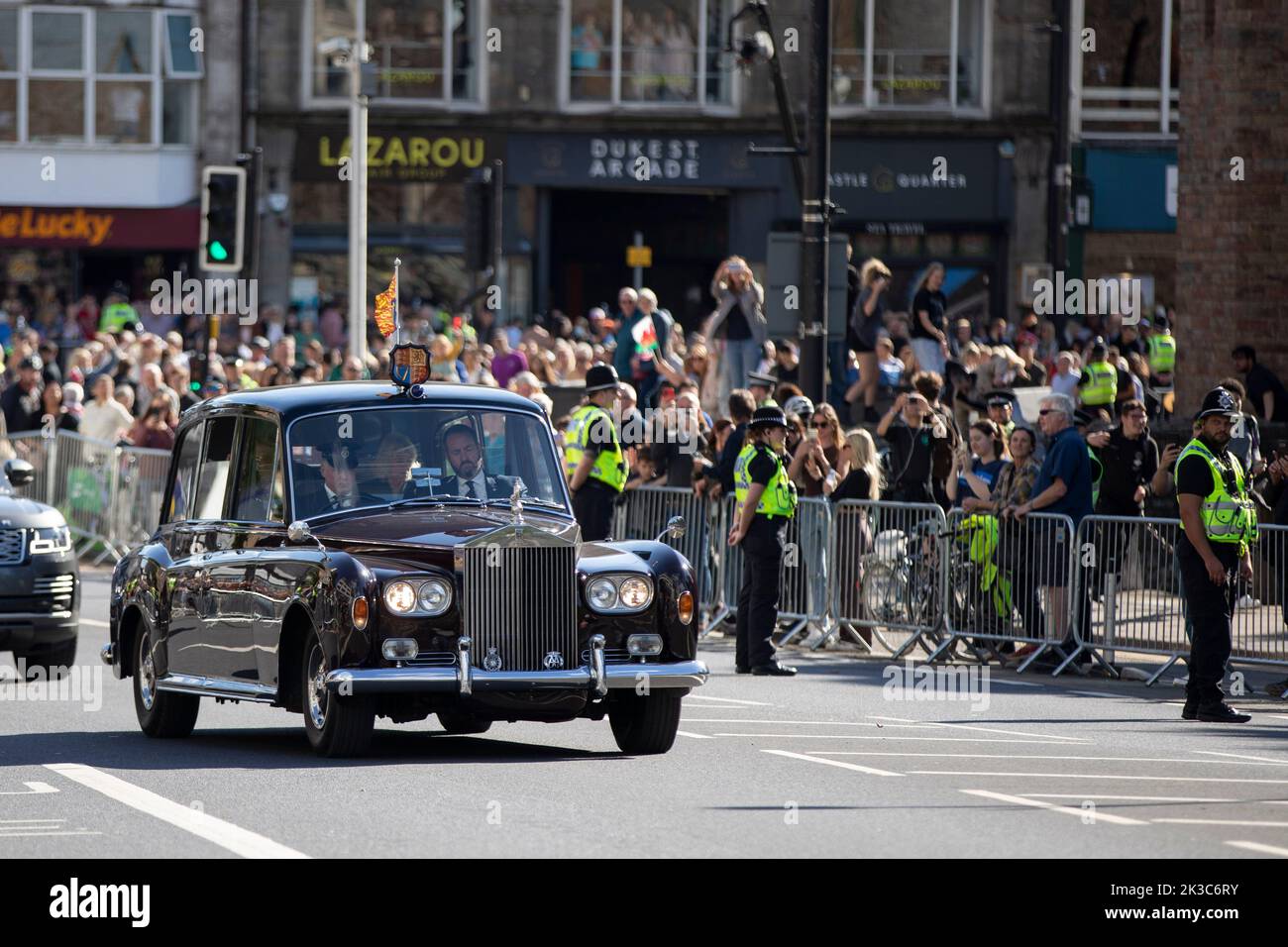 King Charles and the Queen Consort leave Cardiff Castle in the royal motorcade, September 2022. Stock Photo