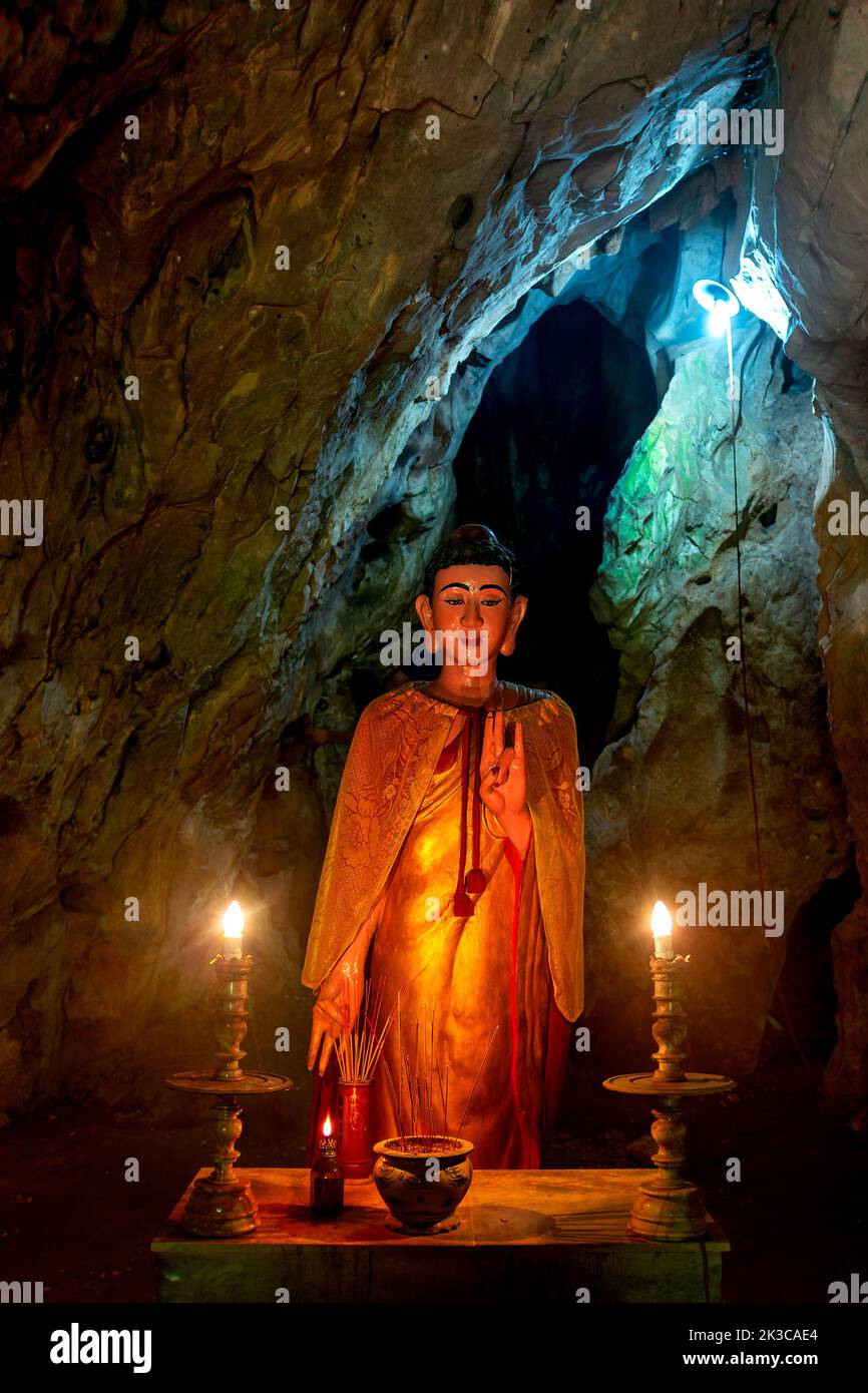 Buddhist shrine in Am Phu (hell cave) under the Marble Mountains in Da Nang, Vietnam Stock Photo