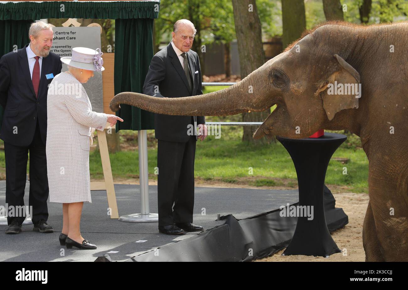 File photo dated 11/4/2017 of Queen Elizabeth II and the Duke of Edinburgh with Donna at ZSL Whipsnade Zoo, where they officially opened the zoo's new Centre for Elephant Care as part of a visit to Bedfordshire. Donna's calf has beeb named Nang Phaya, the Thai word for 'Queen', in honour of its patron, The Queen. Picture date: Monday September 26, 2022. Stock Photo
