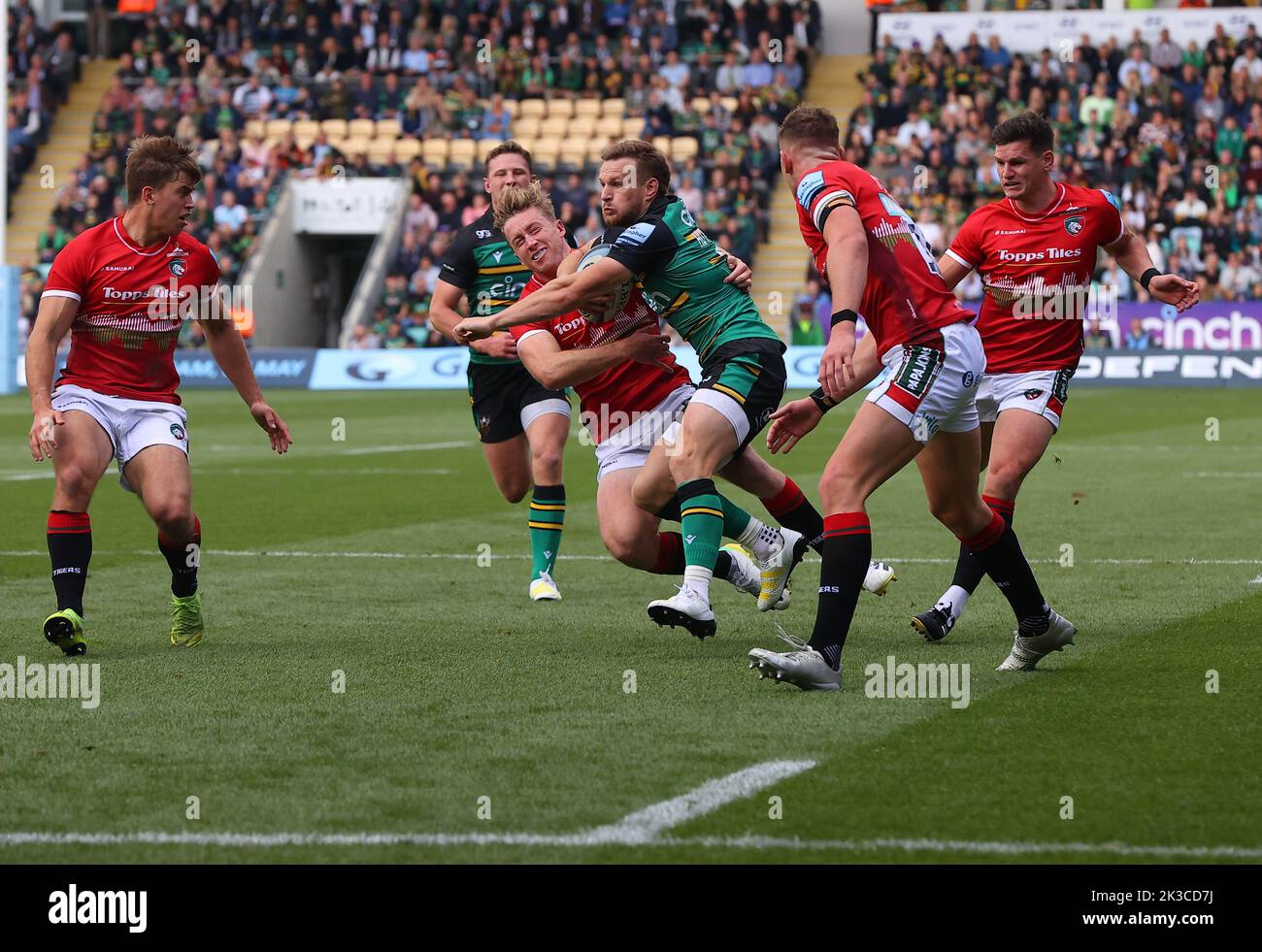 24.09.2022   Northampton, England. Rugby Union.                   Rory Hutchinson on the charge for Saints during the Gallagher round 3 match played b Stock Photo