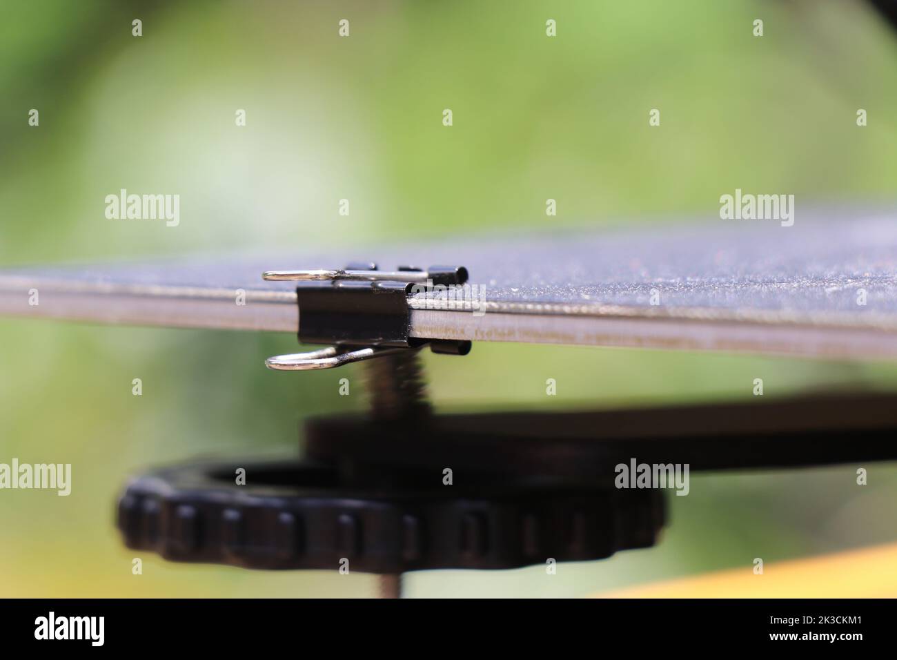 Heating bed of a 3d printer with print mat attached using a binder clip