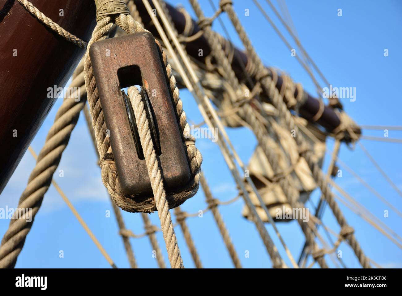 Detalles de poleas y aparejos de un antiguo barco de vela Stock Photo
