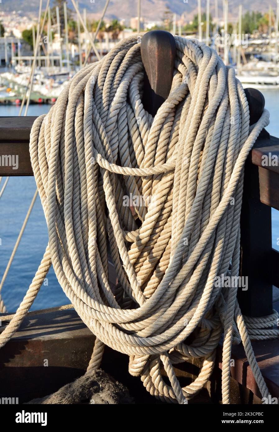 Detalles de poleas y aparejos de un antiguo barco de vela Stock Photo