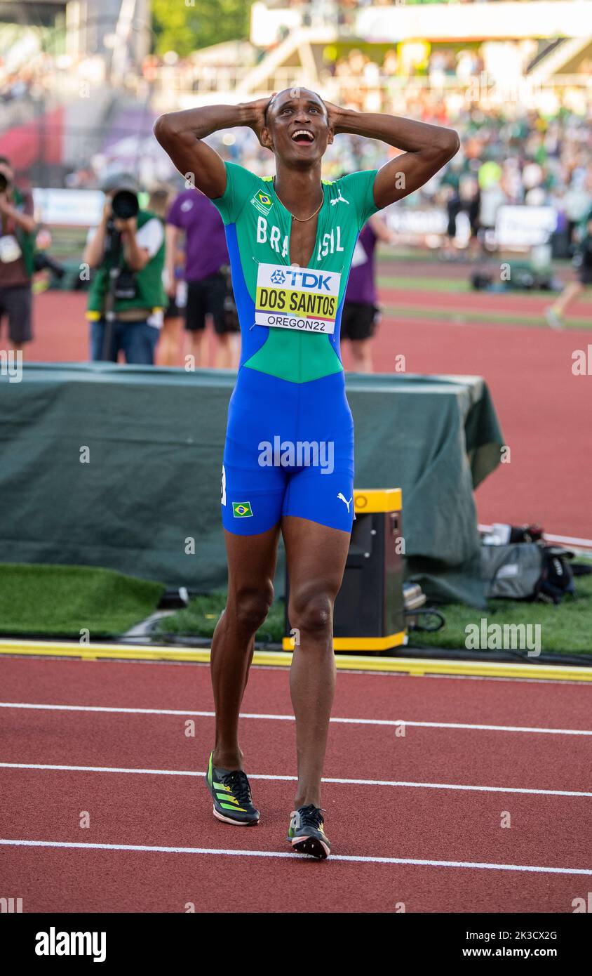 スポーツ選手 odisen Alison Dos Santos of Brazil celebrating win in the men's