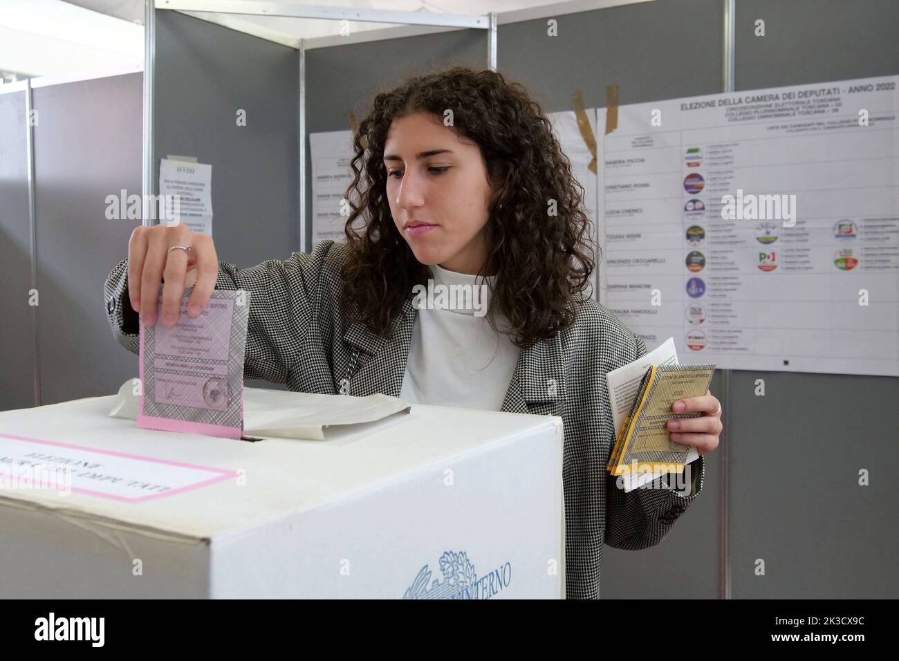 Italy, Tuscany region, Arezzo, September 25, 2022 : Political election 2022. Polling station during voting.   Photo © Daiano Cristini/Sintesi/Alamy Live News Stock Photo