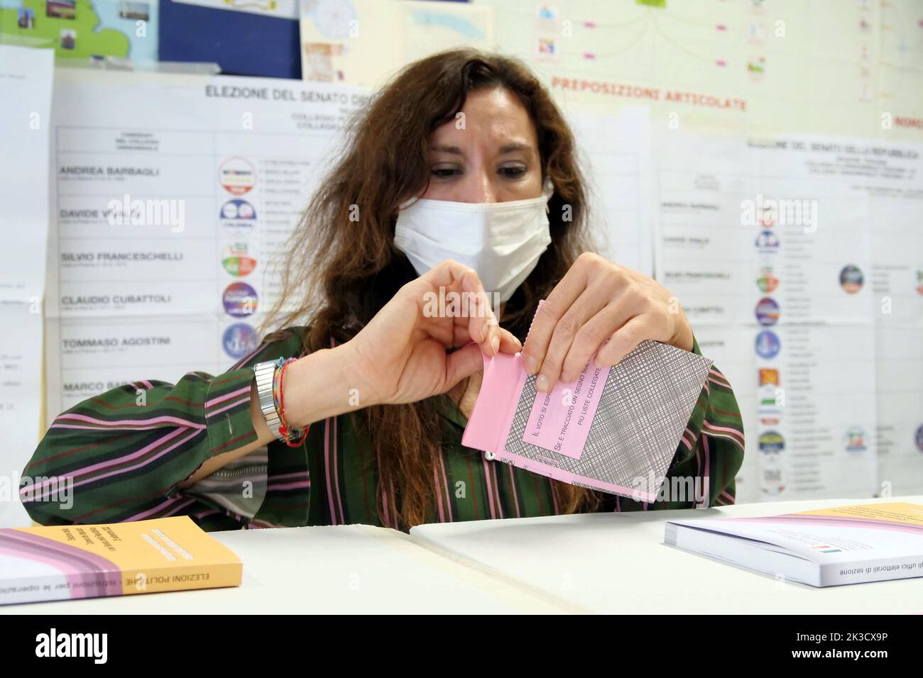 Italy, Tuscany region, Arezzo, September 25, 2022 : Political election 2022. Polling station during voting. In the picture the new anti-fraud coupon   Photo © Daiano Cristini/Sintesi/Alamy Live News Stock Photo