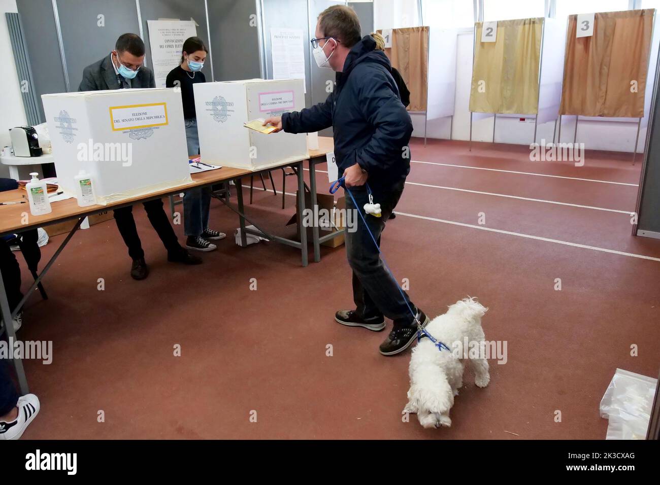 Italy, Tuscany region, Arezzo, September 25, 2022 : Political election 2022. Polling station during voting.   Photo © Daiano Cristini/Sintesi/Alamy Live News Stock Photo