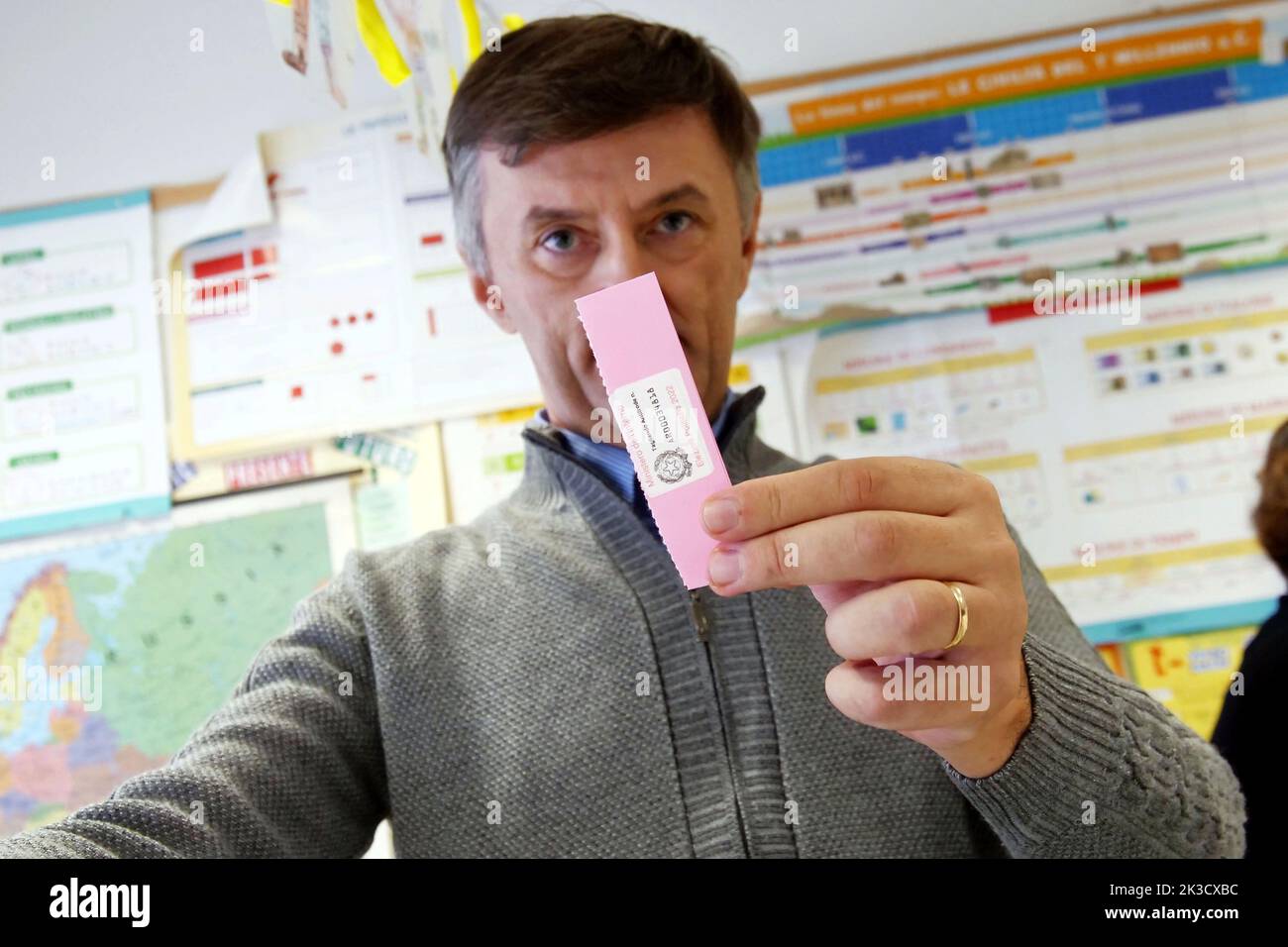 Italy, Tuscany region, Arezzo, September 25, 2022 : Political election 2022. Polling station during voting. In the picture the new anti-fraud coupon   Photo © Daiano Cristini/Sintesi/Alamy Live News Stock Photo