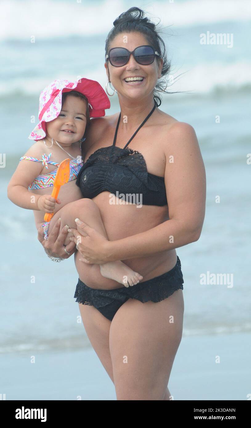 Mia Andrew and daughter Apple (2) on the beach at West Wittering, West Sussex on the hottest day of the year. Pic Mike Walker,2015 Mike Walker Pictures Stock Photo