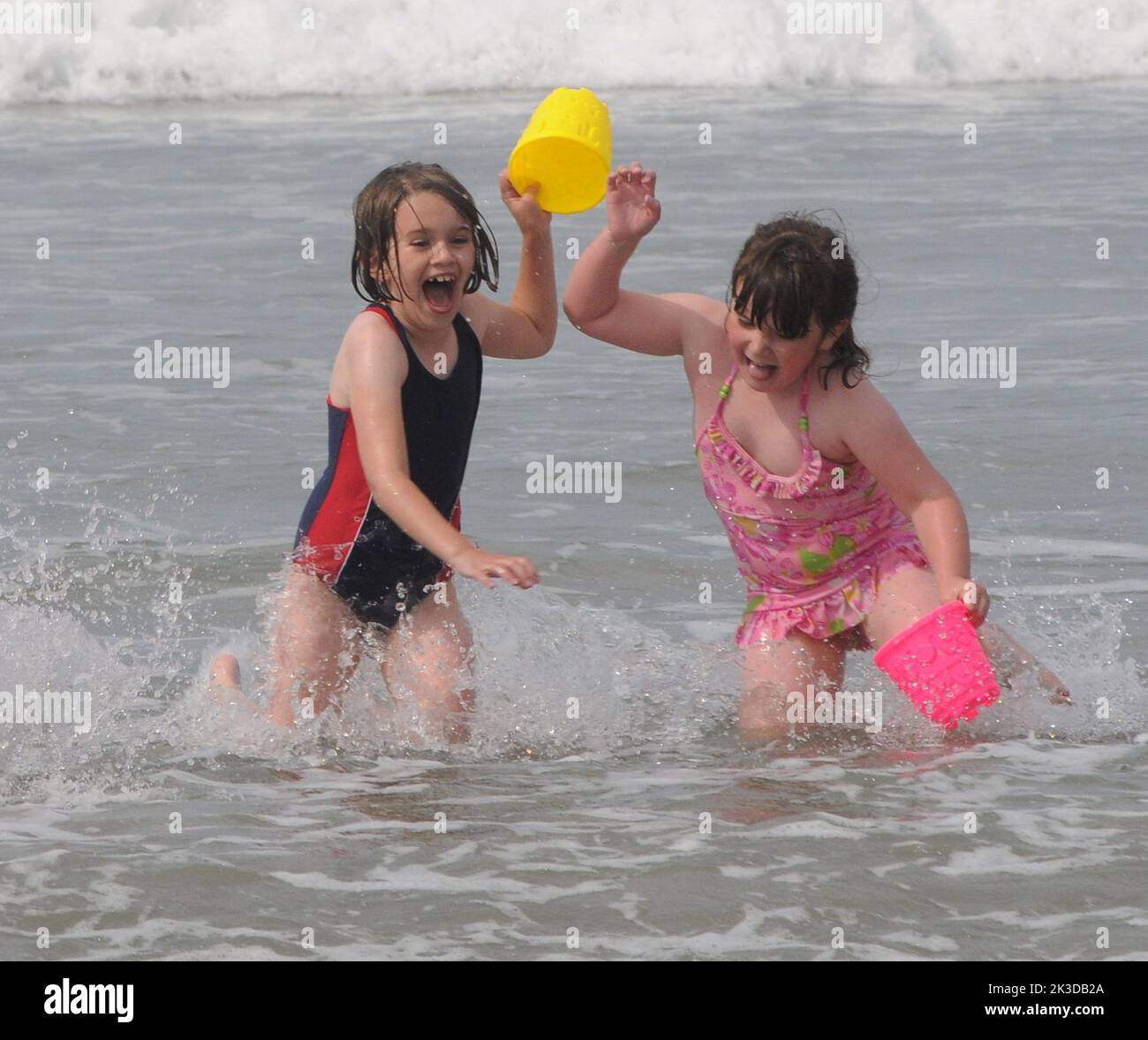 Phoebe Grimshaw,8, and her sister Courtney, 6, enjoy the hottest day of the year on the beach at West Wittering, West, Sussex. Pic Mike Walker,2015 Mike Walker Pictuires Stock Photo