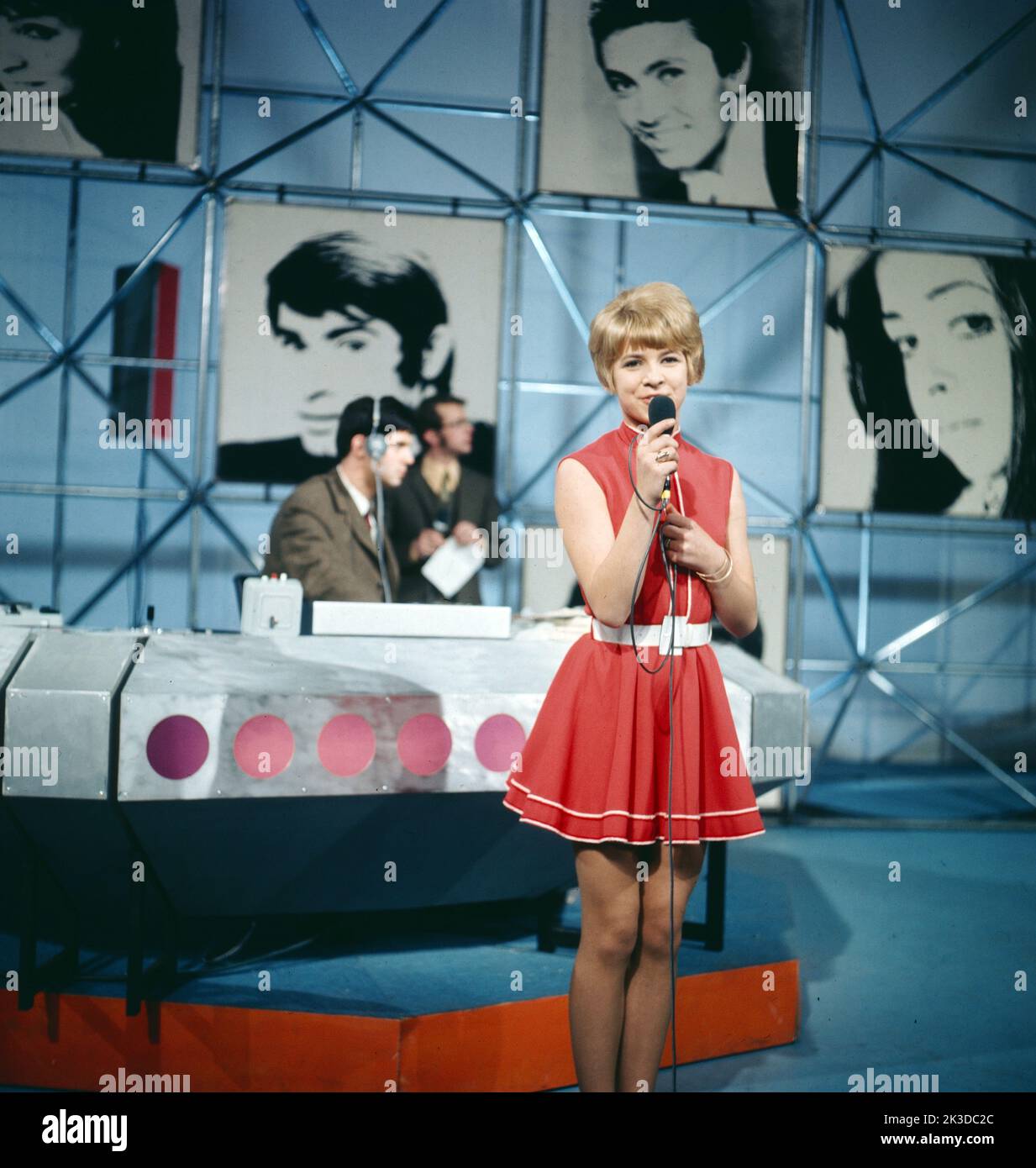 ZDF Hitparade, Musiksendung, Deutschland, 1969, Gaby Berger, deutsche Schlagersängerin. Hitparade, TV music show, Germany, 1969, Gaby Berger, German pop singer. Stock Photo