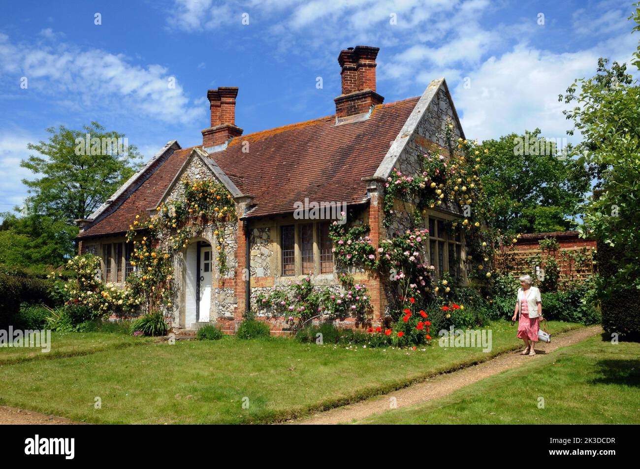 The Gatehouse at the Natiobnal Trusts Mottisfont Abbey conveys a typical English summer scene as the rambling roses bloom on its walls Pic Mike Walker, Mike Walker Pictures,2015 Stock Photo