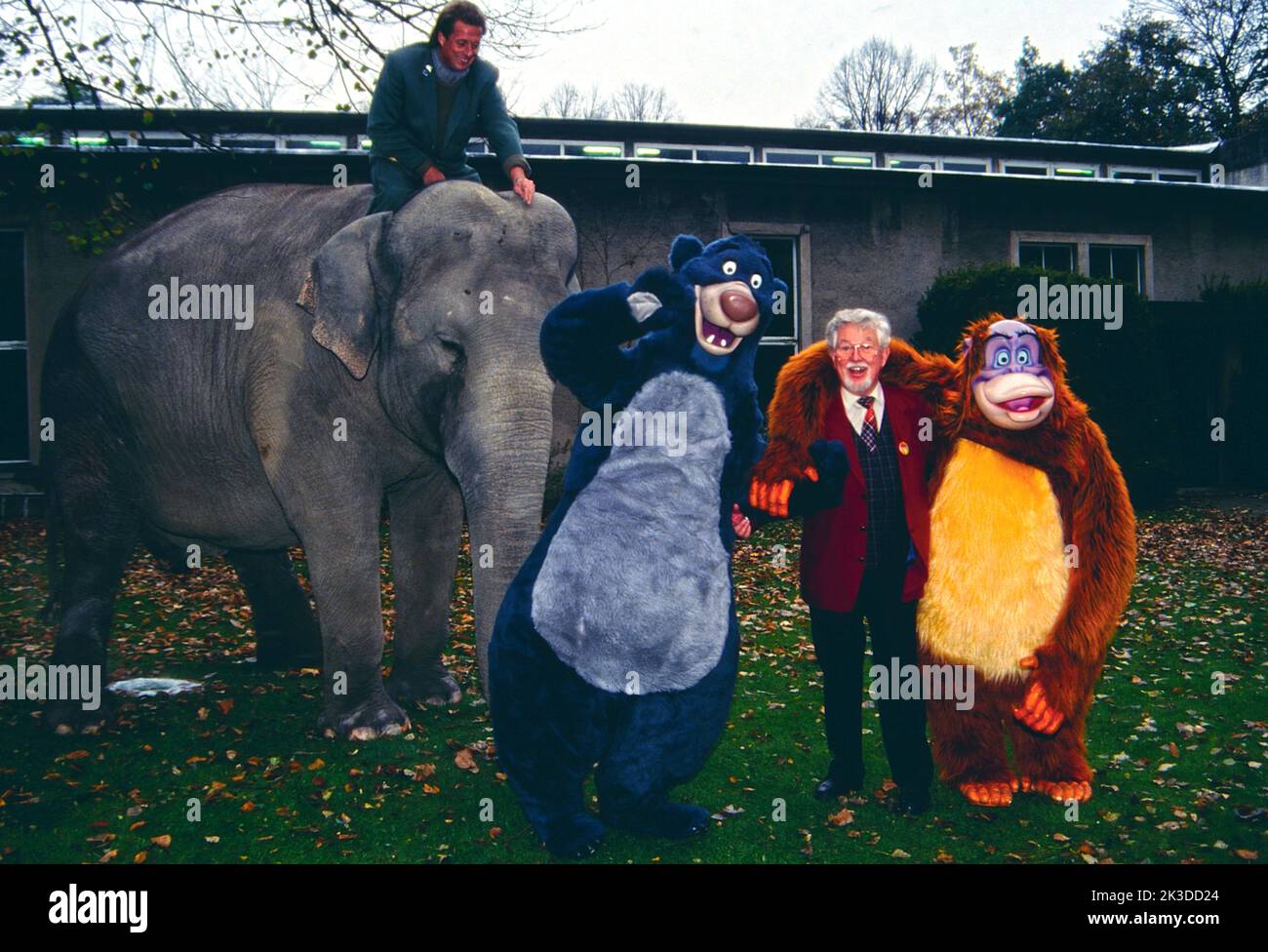 Klaus Havenstein, deutscher Schauspieler, Kabarettist, Moderator, Hörspielsprecher, Synchronsprecher, er ist die Stimme von Balu, dem Bären, Fototermin anlässlich der Veröffentlichung des Videos: Das Dschungelbuch, Deutschland, 1993. Klaus Havenstein, German actor, cabaret artist, moderator, Radio play speaker, voice actor, he speaks the part of Balou the Bear, photo session on the occasion of the release of the video: The Jungle Book, Germany, 1993. Stock Photo