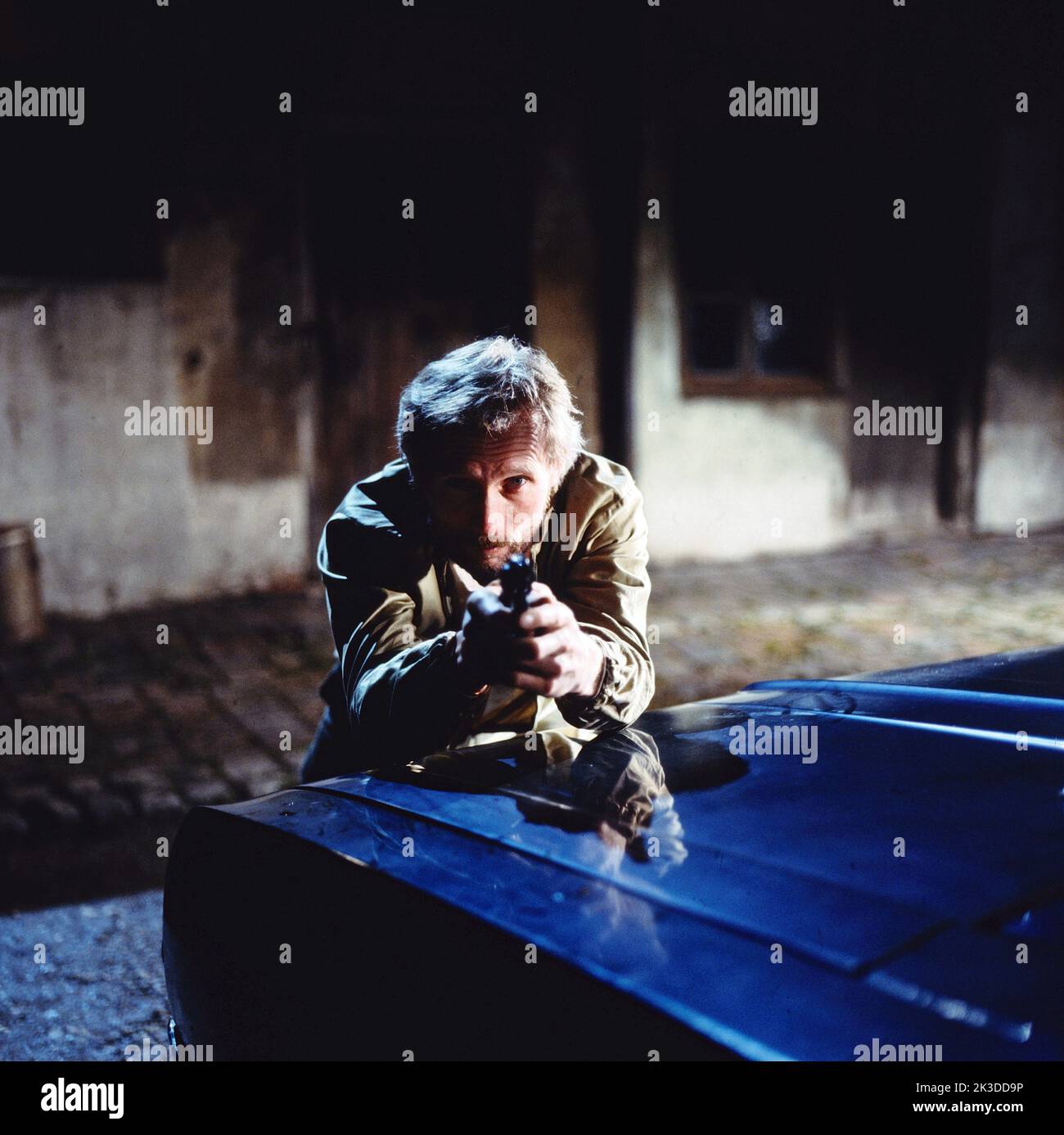 Tatort, ARD Krimi-Serie, Deutschland, 1979, Folge: Maria im Elend, Szene: Arthur Brauss als Rudi Mack mit Revolver. Tatort, TV crime series, Germany, 1979, episode: Maria im Elend, scene: Arthur Brauss Stock Photo