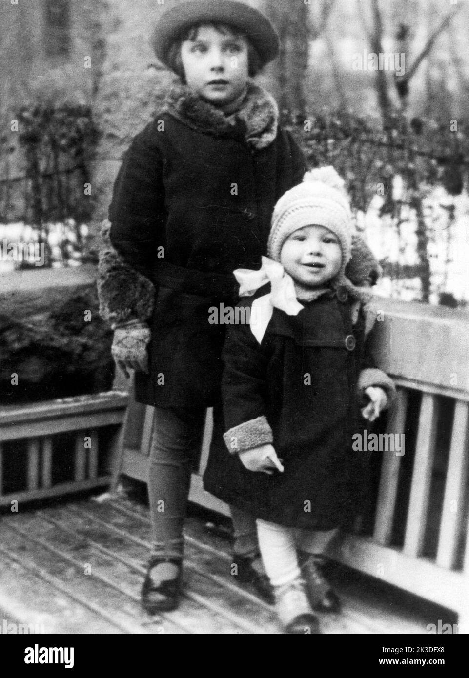 Kinderbild vom späteren Schauspieler Günter Lamprecht mit seiner Schwester, Deutschland um 1932. Stock Photo