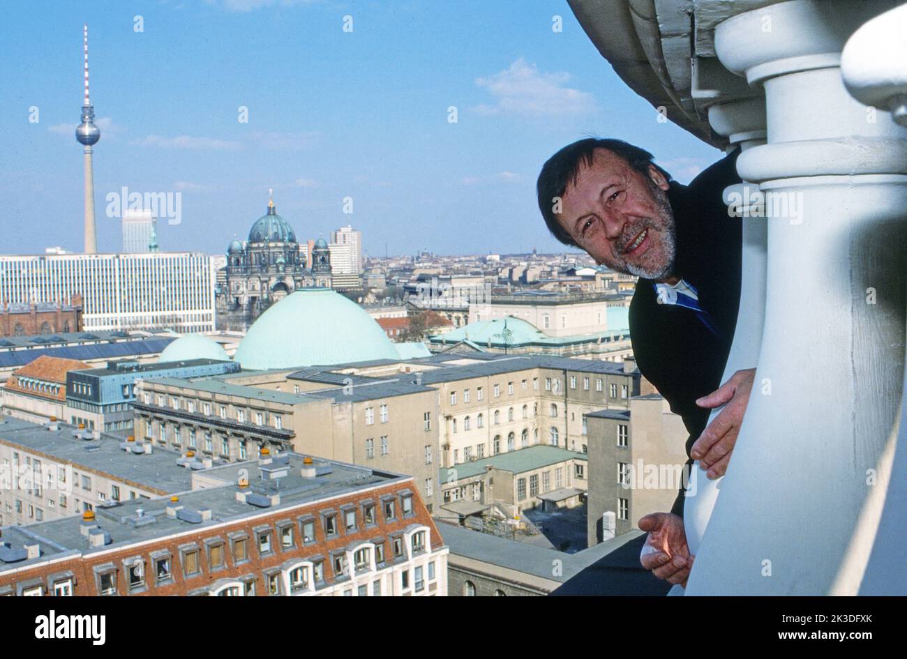 Schauspieler Günter Lamprecht schaut bei einem Spaziergang zwischen Säulen auf sein Berlin, Deutschland 1991. Stock Photo
