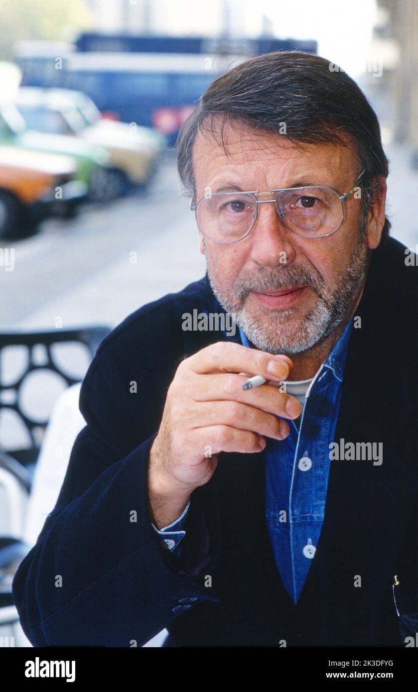 Schauspieler Günter Lamprecht bei einer Tasse Kaffee bei einem Spaziergang durch Berlin, Deutschland 1991. Stock Photo