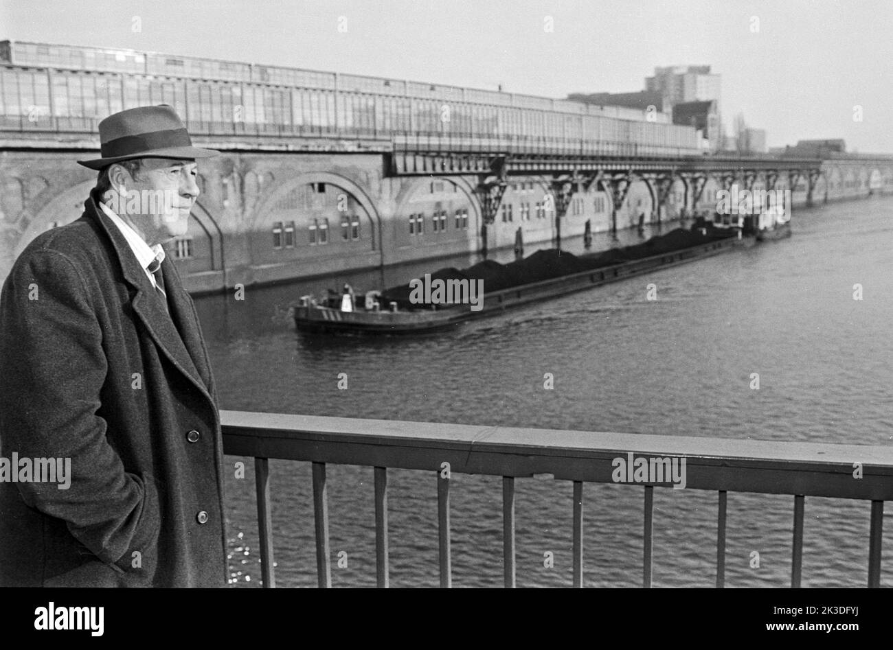 Schauspieler Günter Lamprecht bei einem Spaziergang durch Berlin an der Spree Nähe S-Bahnhof Jannowitzbrücke, Deutschland 1987. Stock Photo