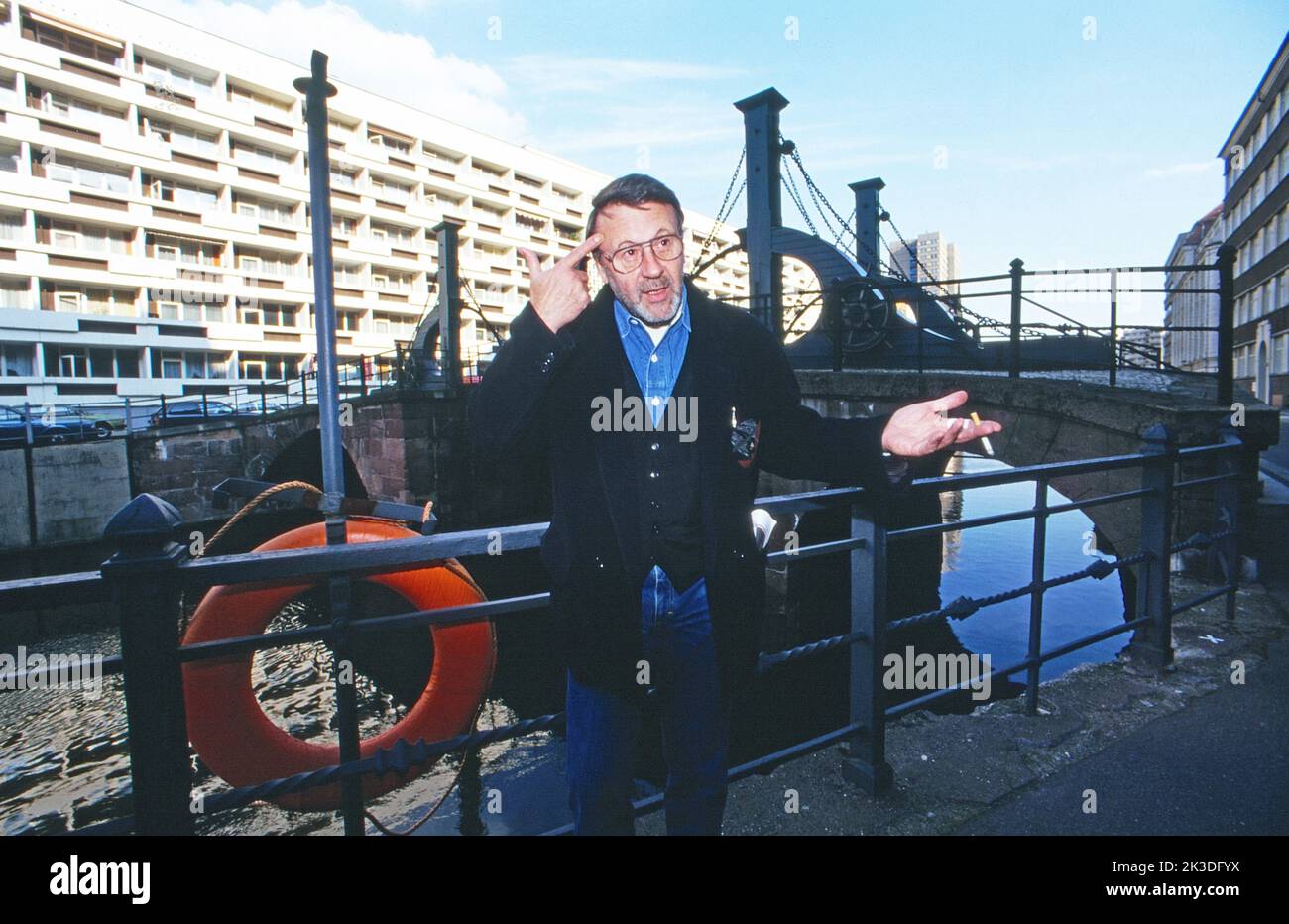 Schauspieler Günter Lamprecht bei einem Spaziergang durch Berlin an der Spree, Deutschland 1991. Stock Photo