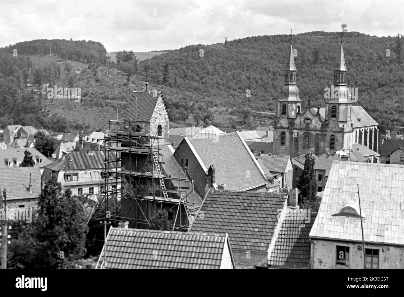 Blick auf die Basilika Sankt Salvator in Prüm in der Eifel, circa 1952. View of the Basilica of the Transformation of Our Lord, aka Prüm Basilica, in Prüm, Eifel region, around 1952. Stock Photo