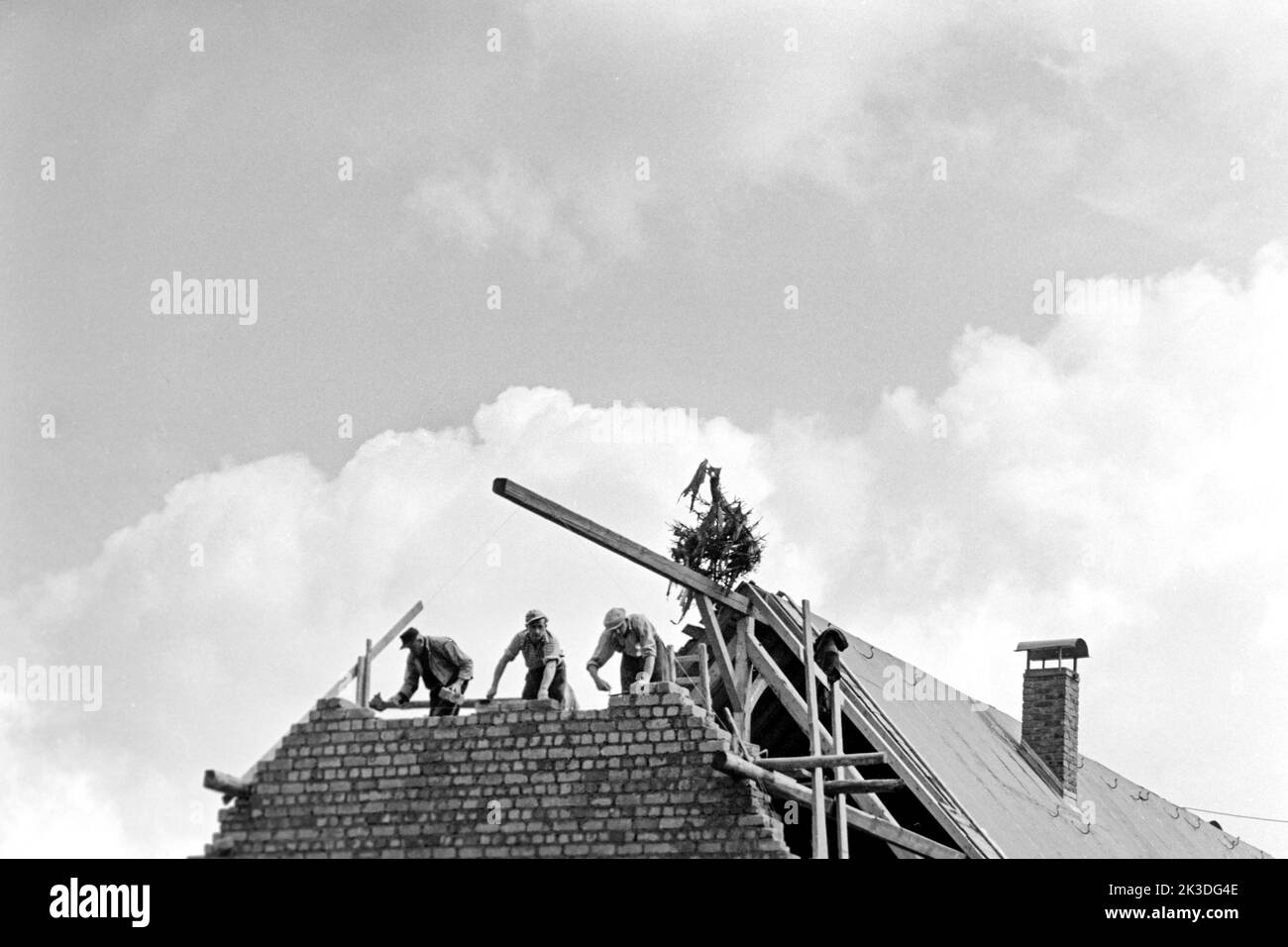 Hausbau in Prüm in der Eifel, circa 1952. Dwelling under construction in Prüm, Eifel Region, around 1952. Stock Photo