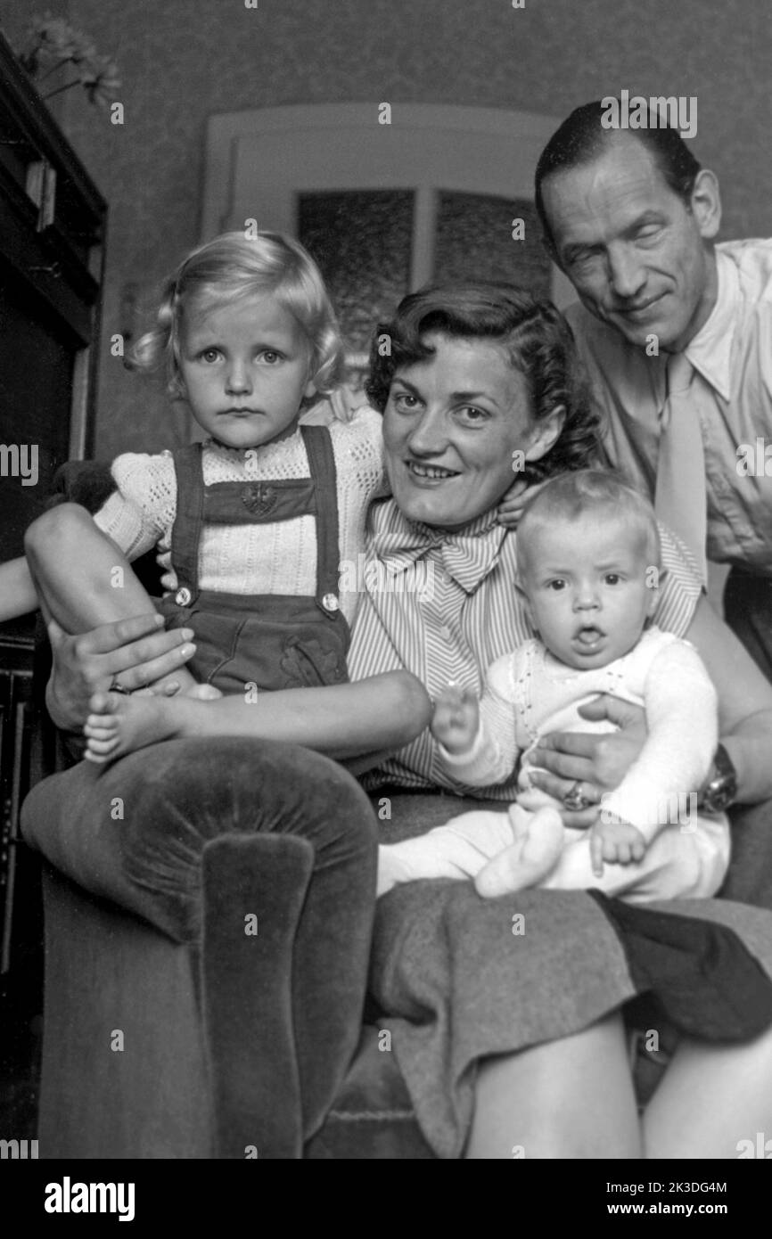 Junge Familie in Prüm in der Eifel, circa 1952. Young family in Prüm, Eifel Region, around 1952. Stock Photo