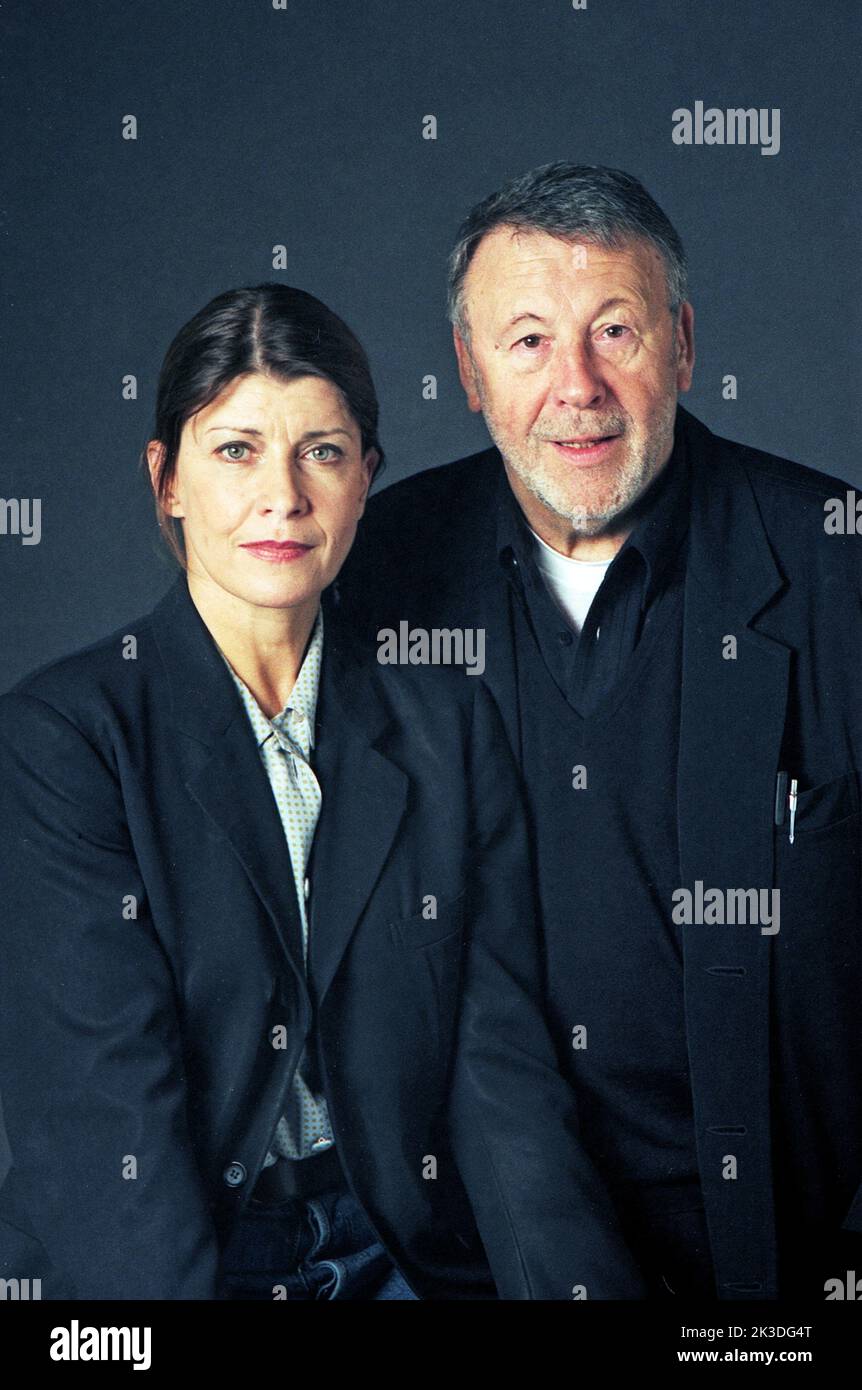 Günter Lamprecht, deutscher Schauspieler, mit Lebensgefährtin Claudia Amm, bei einem Fotoshooting in Berlin, Deutschland 1999. Stock Photo