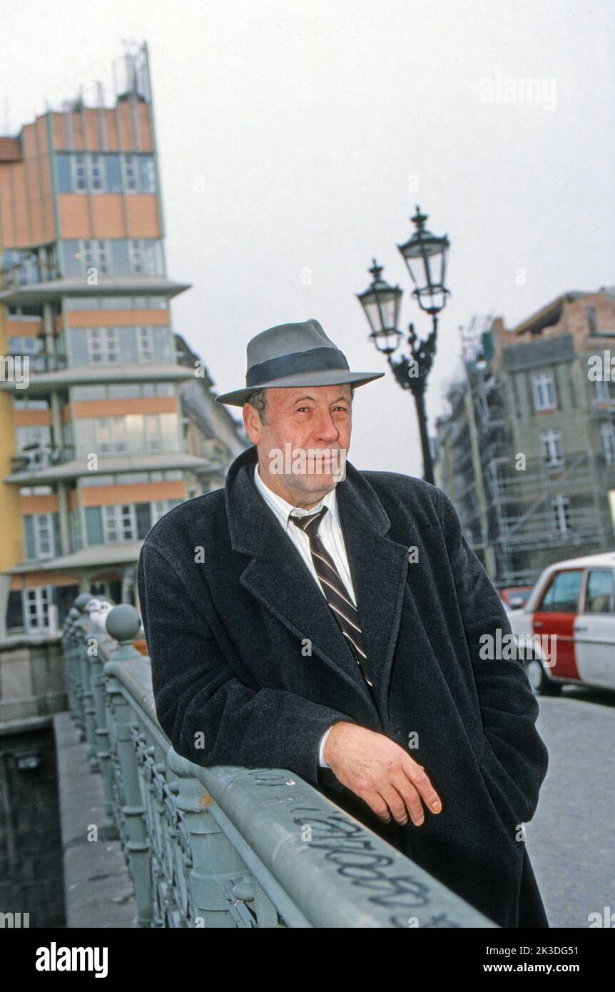Schauspieler Günter Lamprecht bei einem Spaziergang durch Berlin auf einer Spreebrücke, Deutschland 1987. Stock Photo