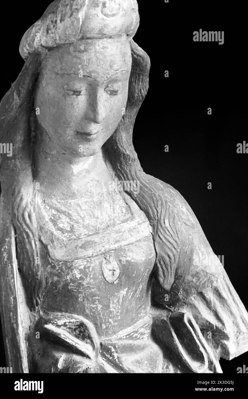 Hölzerne und bemalte Marienfigur in der Kirche St Brigida in Blumenthal in der Eifel, 1952. Coloured wooden figurine of St. Mary at St. Brigida's church in Blumenthal, Eifel region, 1952. Stock Photo