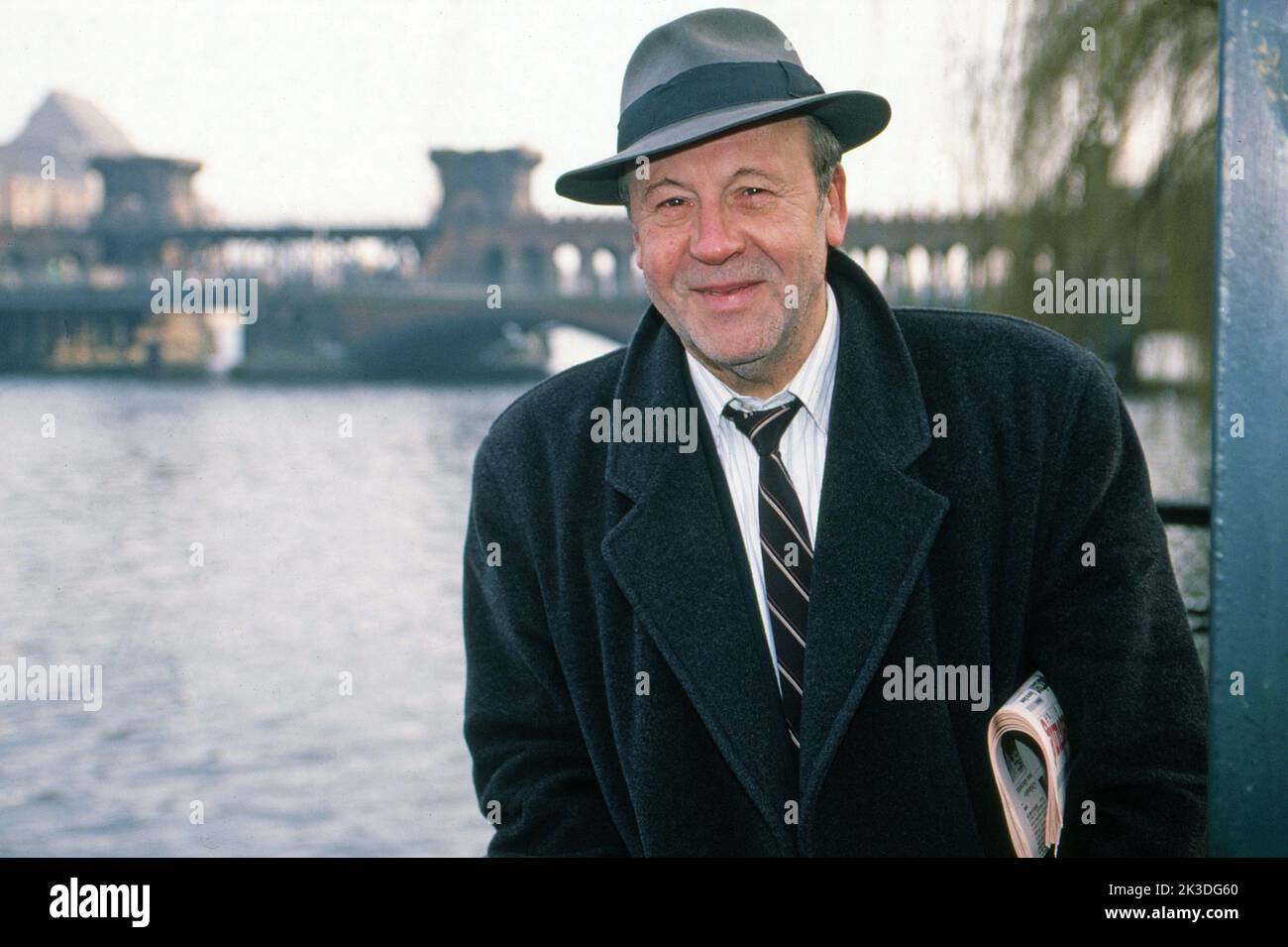 Schauspieler Günter Lamprecht bei einem Spaziergang durch Berlin an der Spree, Deutschland 1987. Stock Photo
