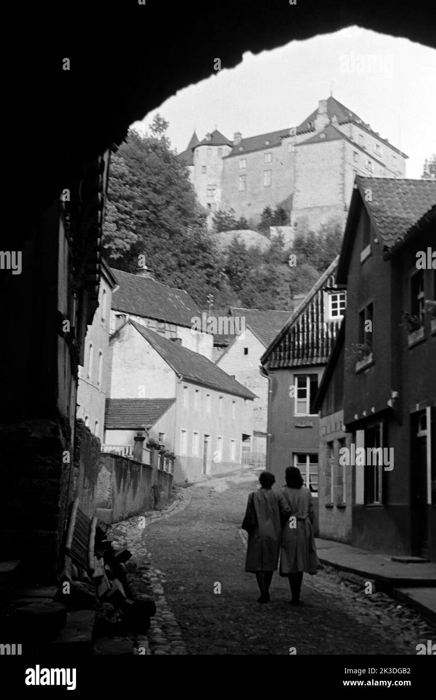 Auf dem Weg zur Burg Blankenheim in Blankenheim in der Eifel, 1952. On their way to Blankenheim castle in Blankenheim, Eifel region, 1952. Stock Photo