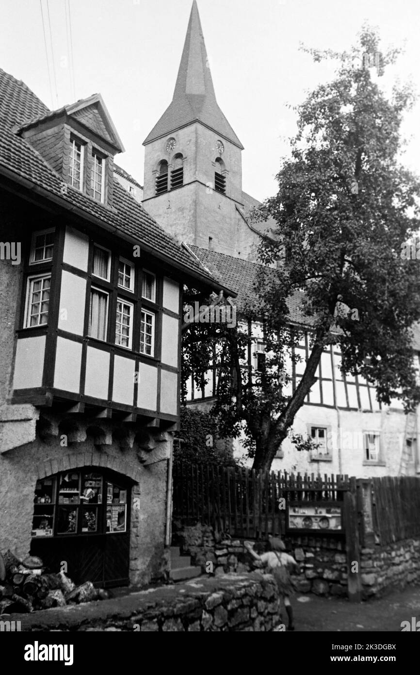 Blick auf die Kirche des Heiligen Matthias in Blankenheim in der Eifel, 1952. View of Saint Matthew's in Blankenheim, Eifel region, 1952. Stock Photo
