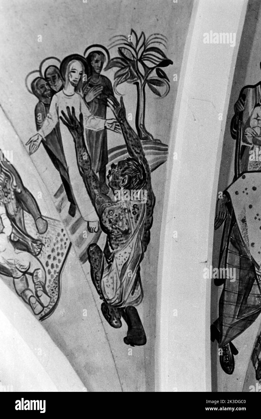 Fresken von Ernst Jansen-Winkeln in der Kirche Sankt Stephanus in Sistig bei Kall in der Eifel, 1952 - Jesus heilt den Leprakranken, Fresko im Kreuzrippengewölbe in Sankt Brigida. Fresco paintings by Ernst Jansen-Winkeln at  Saint Stephan's Church in Sistig near Kall, Eifel region, 1952 - Jesus curing the leper, fresco painting in the rib vault at Saint Brigida's. Stock Photo