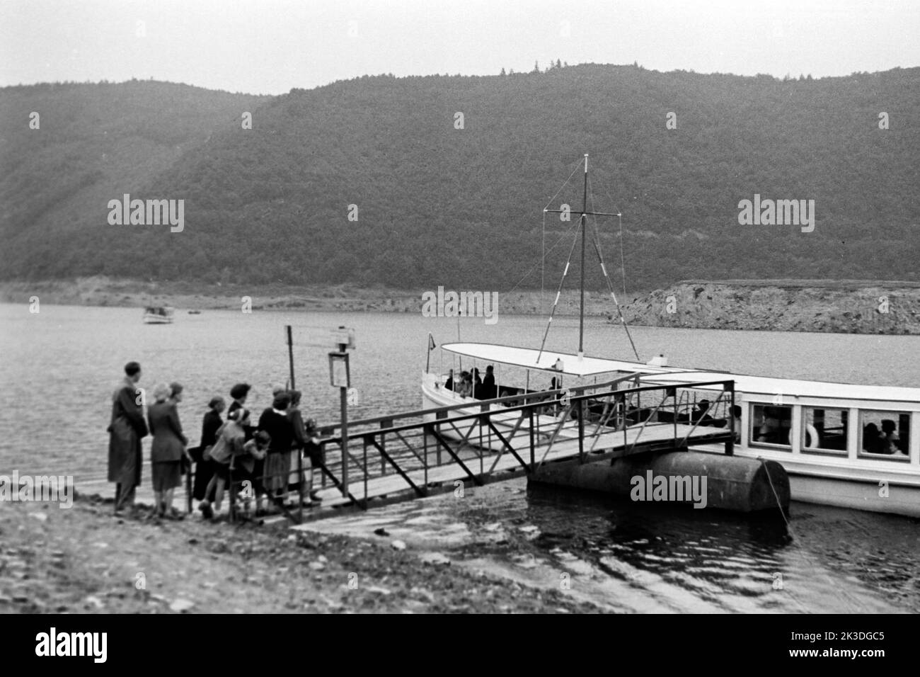An Bord eines Ausflugsschiffes gehen am Freilinger See, Deutschland 1952. Going aboard a tour-boat at Lake Freilingen, Germany 1952. Stock Photo