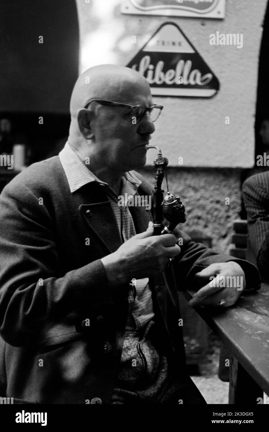 Mann raucht Pfeife, Salzburg, circa 1960. Man smoking a pipe, Salzburg, around 1960. Stock Photo