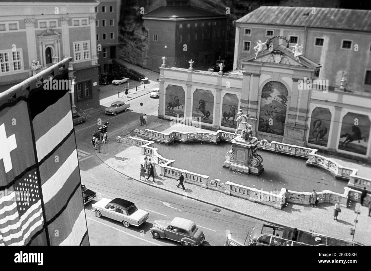 Die Pferdeschwemme am Herbert-von-Karajan-Platz in Salzburg, circa 1960. Pferdeschwemme fountain at Herbert von Karajan Square in Salzburg, around 1960. Stock Photo