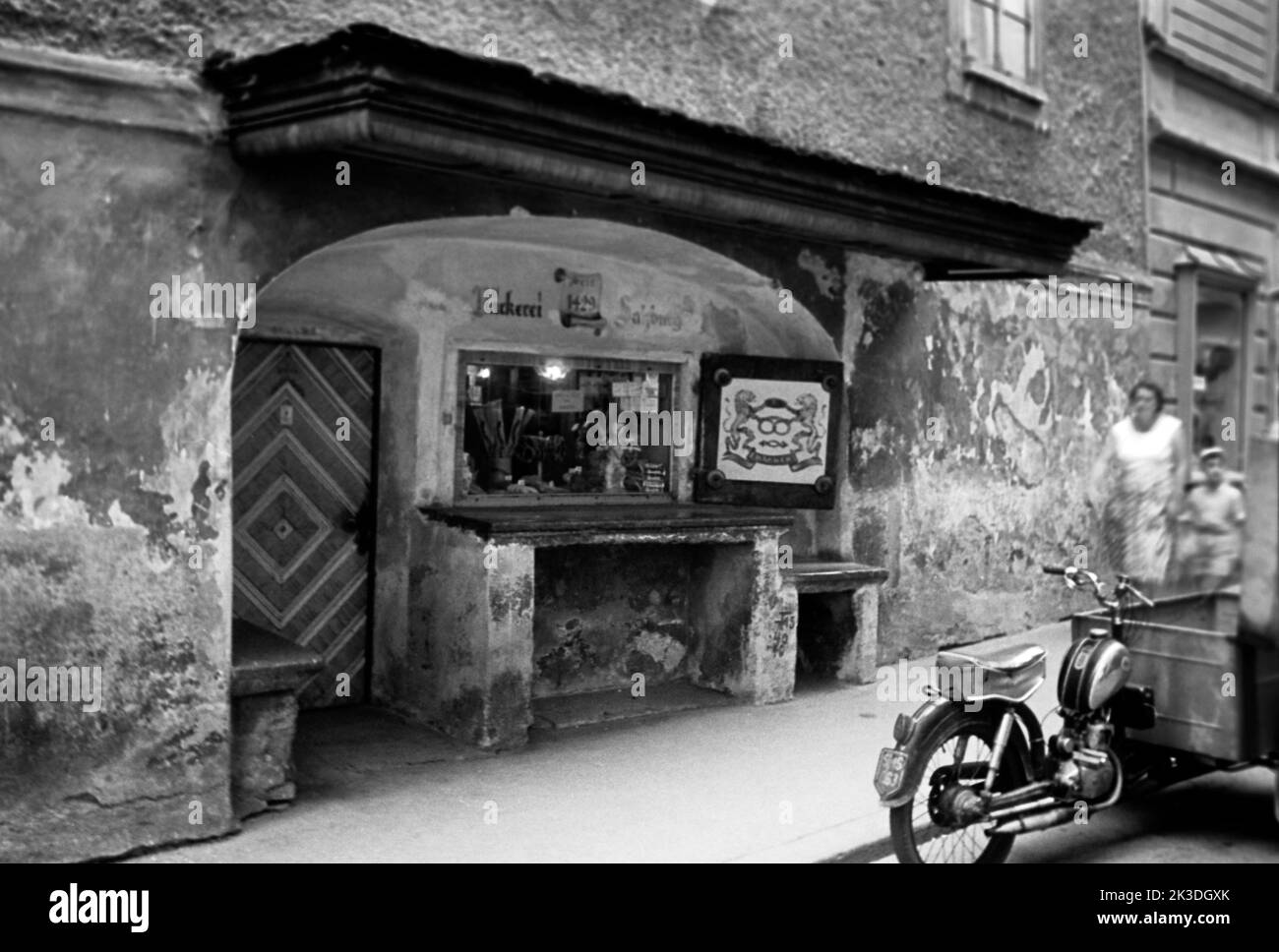 Älteste Bäckerei Salzburgs, gegründet 1492,  in der Gstättengasse 4, circa 1960. Salzburg's oldest bakery established 1492, located in 4, Gstätten Alley, around 1960. Stock Photo